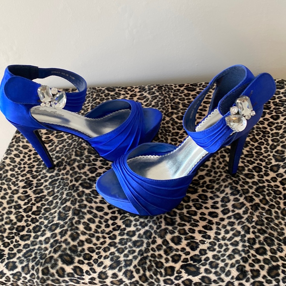 Royal blue size 7 1/2 Johnathon Kayne platform sandal